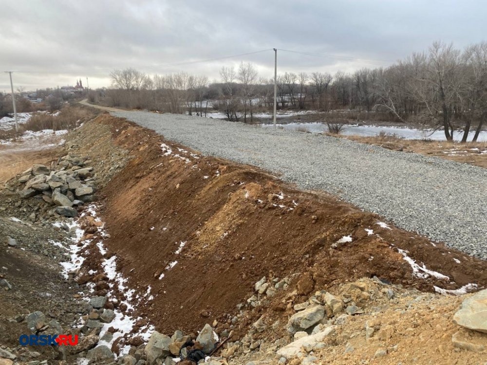 Так дамба выглядела уже после паводка-2024 года, когда её начали отсыпать; фото: ORSK.RU