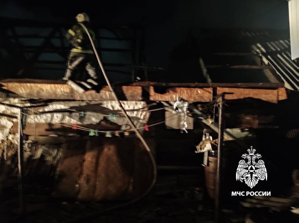 Фото с места пожара в Новоорске, где погибли 2 ребёнка; фото: пресс-служба ГУ МЧС России по Оренбургской области 