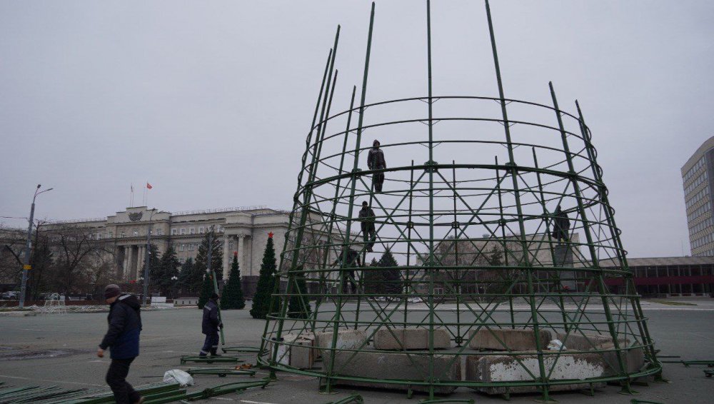 На площади им. Ленина устанавливают новогоднюю ёлку 