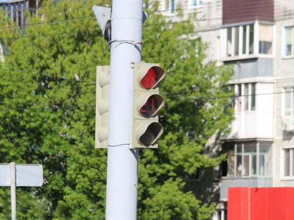 Автоледи в Оренбурге врезалась в светофор и отказалась от прохождения медосвидетельствования