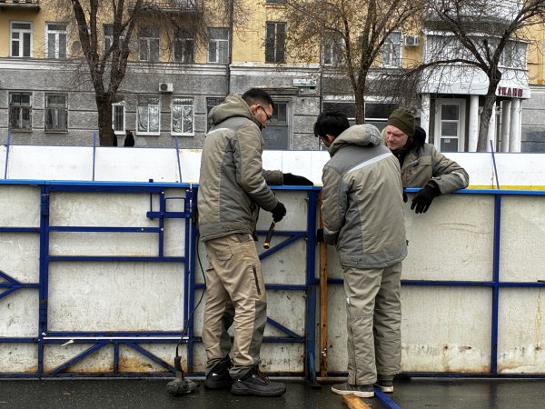 В Оренбурге приступили к возведению новогоднего городка