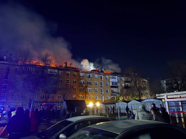 Фото: жилой пятиэтажный дом в Оренбурге загорелся; фото: 1743.ru