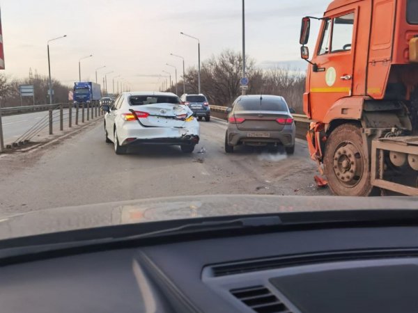 В Оренбурге столкнулись большегруз и легковушка