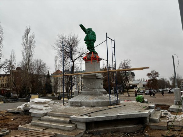 Памятник Ленину еще не освободили от транспортировочной пленки. Фото 1743.ru