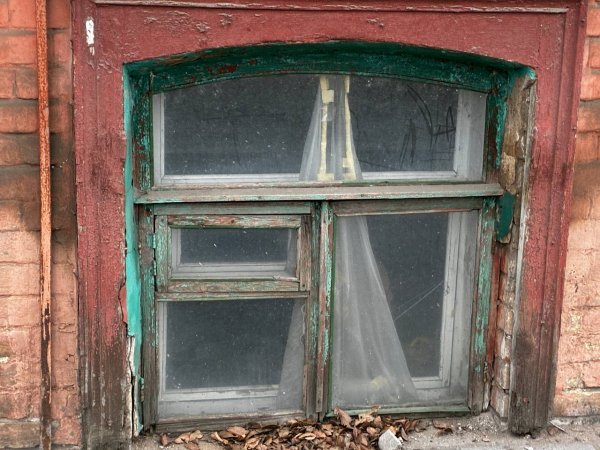 Дом на улице Чичерина, цокольный этаж которого выставлен на торги. Фото 1743.ru