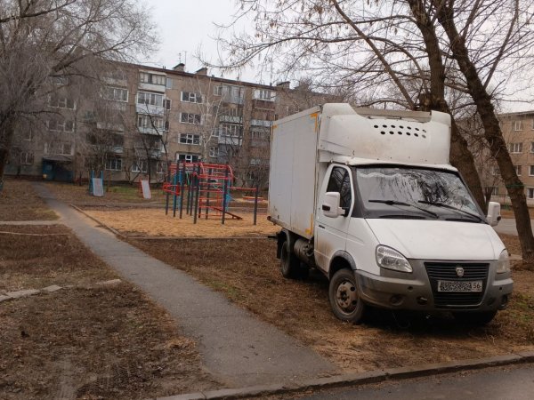 Парковка на газоне возле детской площадки — оренбургский тренд?