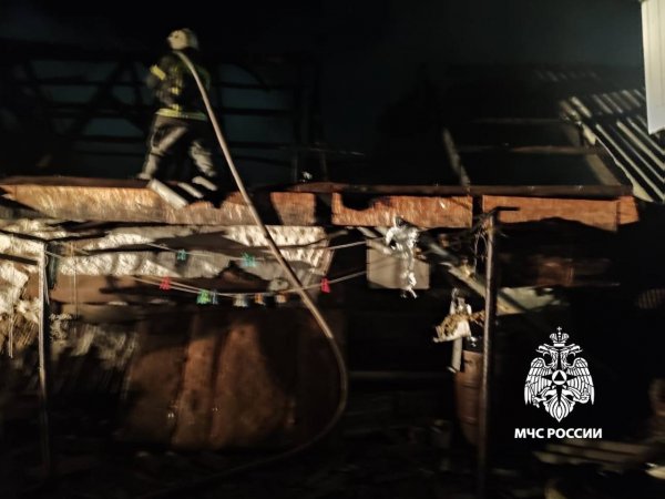 Фото с места пожара в Новоорске, где погибли 2 ребёнка; фото: пресс-служба ГУ МЧС России по Оренбургской области 
