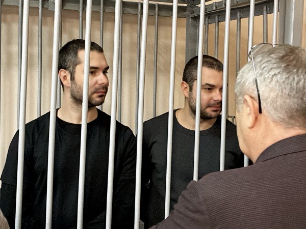 Макар и Егор в зале суда разговаривают с отцом Владимиром Макаровым. Фото 1743.ru