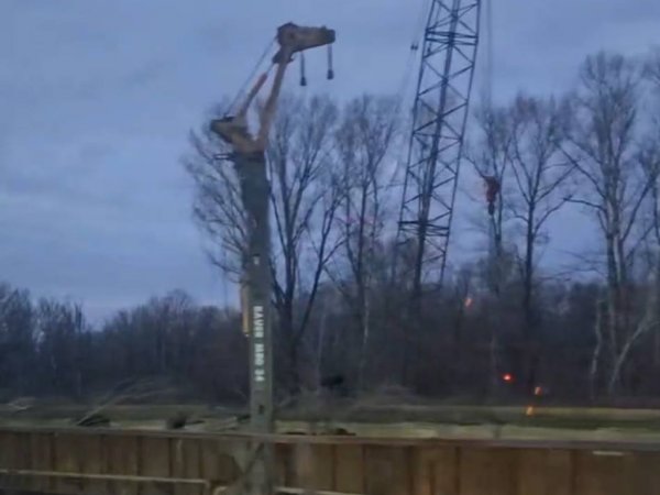 В Оренбурге к старому мосту через Сакмару пригнали технику
