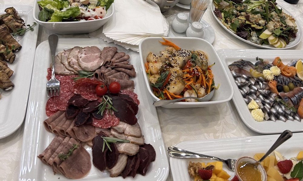 Праздничная сервировка стола. Фото 1743.ru Праздничная сервировка стола. Фото 1743.ru