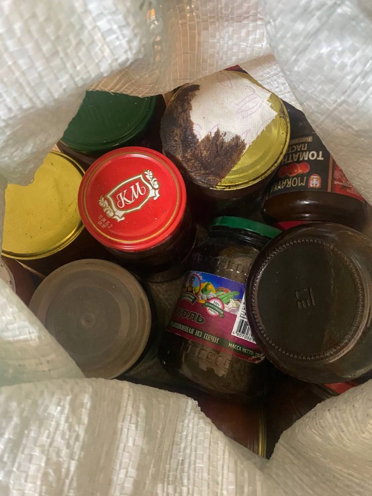 Соленья, которые украл оренбуржец у пенсионерки; фото: УМВД по Оренбургской области Соленья, которые украл оренбуржец у пенсионерки; фото: УМВД по Оренбургской области