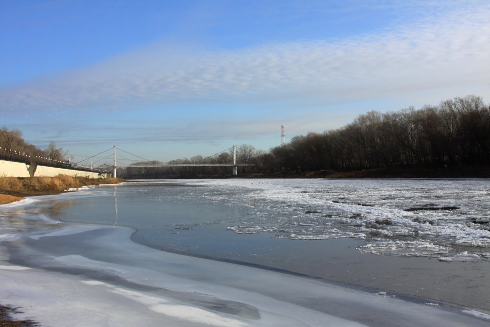Одна из главных достопримечательностей Оренбурга — пешеходный мост через Урал. Фото 1743.ru