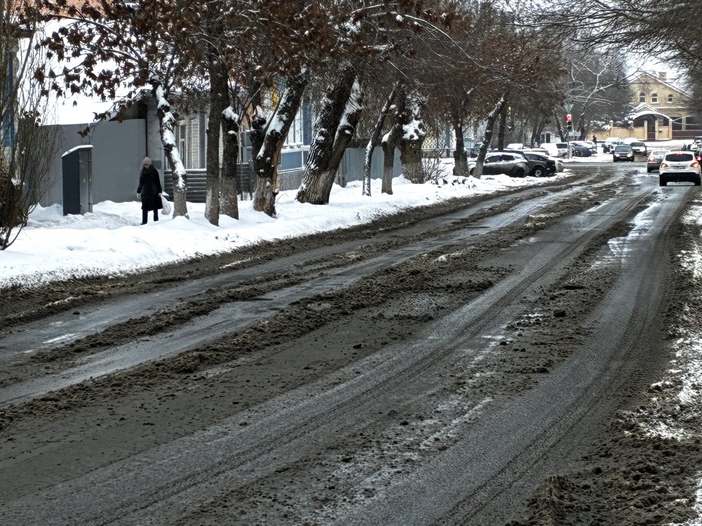 На дорогах в Оренбурге — снежная каша. Фото 1743.ru