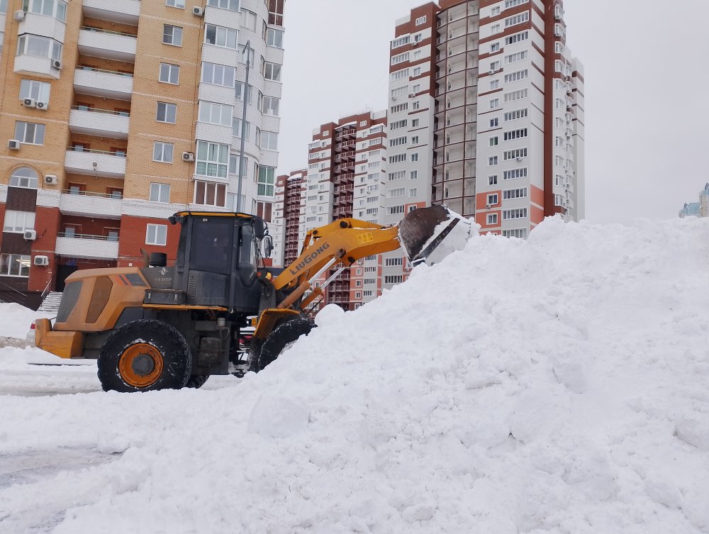 Уборка снега в Оренбурге. Фото 1743.ru