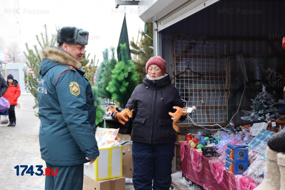 Инспектор ГУ МЧС России по Оренбургской области проверяют, все ли сертификаты на пиротехнику имеются у продавца; Фото: ГУ МЧС России по Оренбургской области 