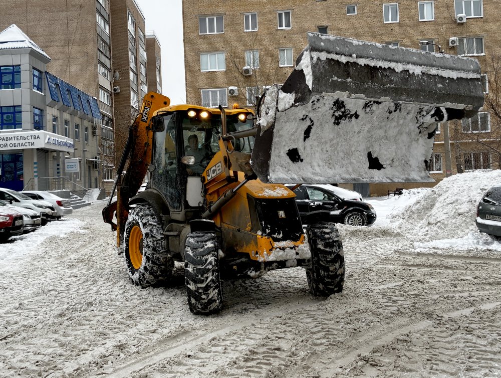 Спецтехника чистит снег в Оренбурге. Фото 1743.ru