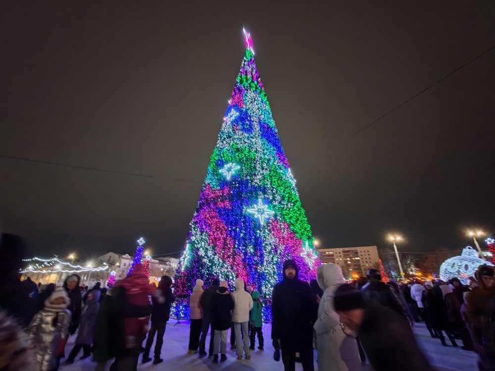 Новогодний городок на площади Ленина в Оренбурге. Фото 1743.ru Новогодний городок на площади Ленина в Оренбурге. Фото 1743.ru