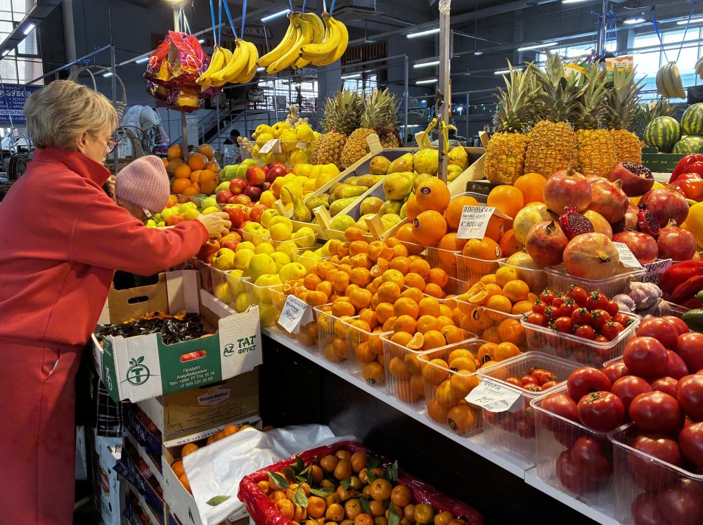 Выбрать фрукты для новогоднего стола — дело ответственное. Фото 1743.ru