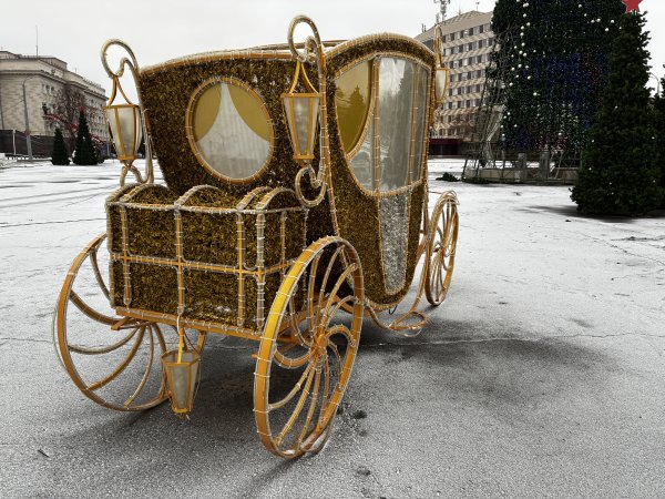 В Оренбурге ведется украшение главной площади к Новому году. Фото 1743.ru
