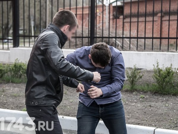 Оренбуржца избили возле подъезда после просьбы вести себя тише