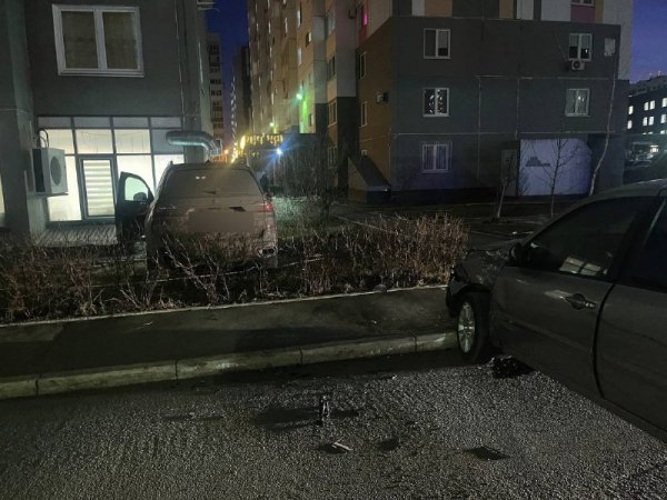 В Оренбурге BMW при выезде с парковки задавил пешехода, въехал в «Ладу» и дом