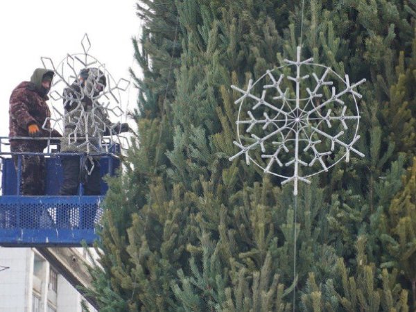 В Оренбурге почти собрали главную ёлку Южного округа