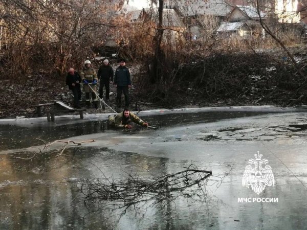 Спасатели вытащили из реки Тирис тело девочки, провалившейся под лёд; фото: ГУ МЧС России по Оренбургской области 