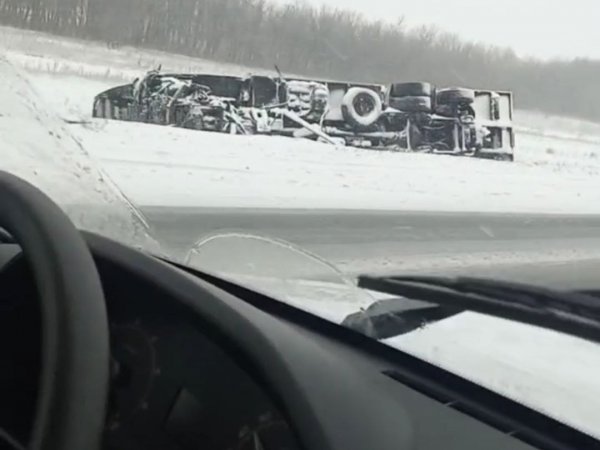 Видео: в Оренбуржье большегруз опрокинулся в кювет