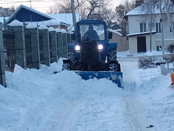 В Оренбурге убирают снег