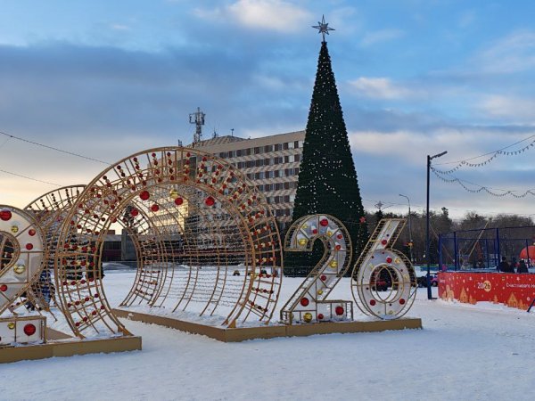 В центре Оренбурга зажглись огни — на площади имени Ленина открылся новогодний городок