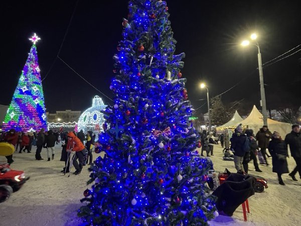 В Оренбурге началась неделя открытий новогодних ёлок!