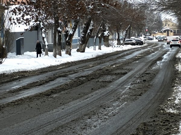 На дорогах в Оренбурге — снежная каша. Фото 1743.ru