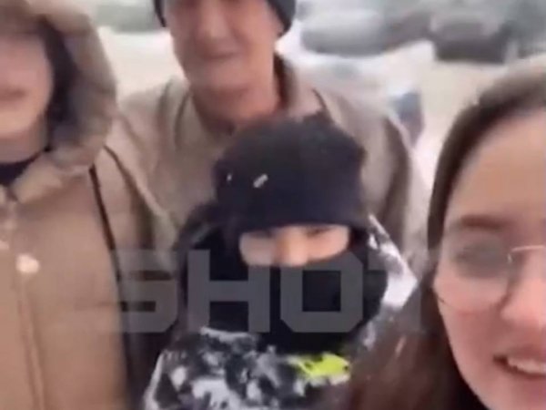 Жители многоэтажки в Оренбурге надарили подарков своему трудолюбивому дворнику