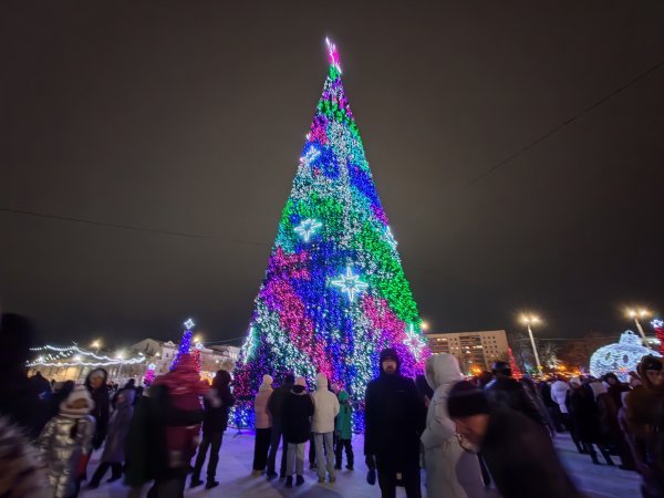 Новогодний городок на площади Ленина в Оренбурге. Фото 1743.ru