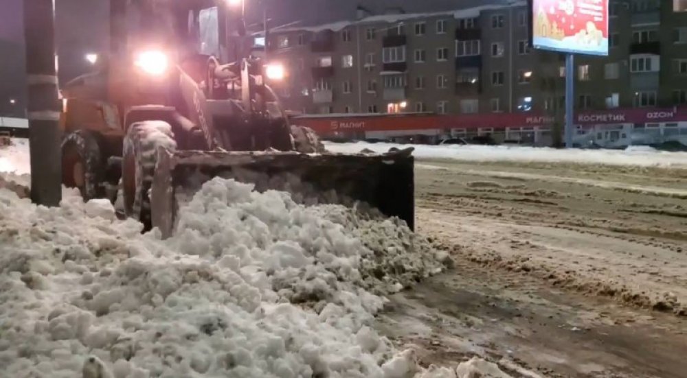 Спецтехника убирает улицы и дворы Оренбурга от снега; фото: скриншот с видео пресс-службы администрации Оренбурга
