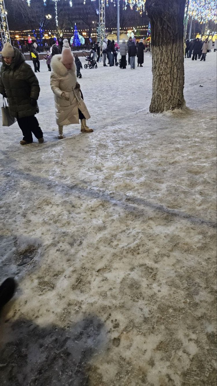 Так выглядит новогодний городок в центре Оренбурга — один сплошной лёд; фото 1743.RU прислали в сообщество «Наркор»