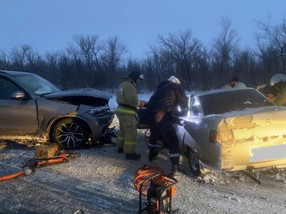 Ликвидация послдествий смертельного ДТП; фото: Департамент ПБ и ГЗ Оренбургской области 