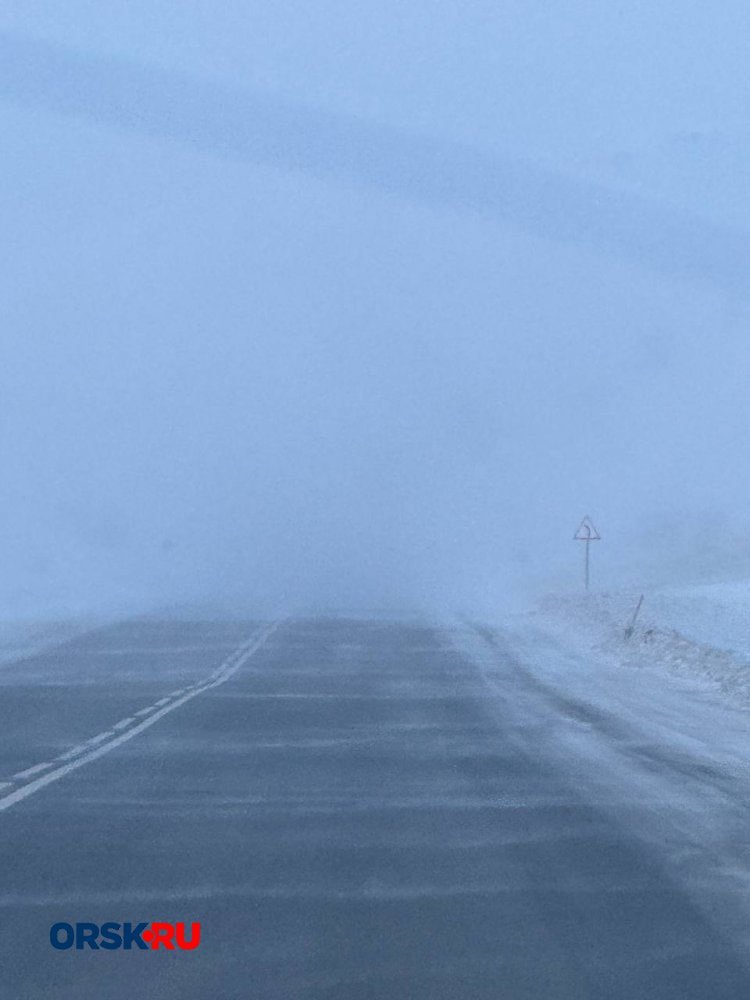 В районе Медногорска и Краснощёково на трассе Оренбург — Орск плохая видимость и перемёты; фото: ORSK.RU В районе Медногорска и Краснощёково на трассе Оренбург — Орск плохая видимость и перемёты; фото: ORSK.RU
