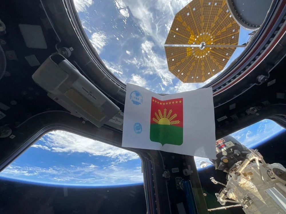 Флаг с гербом Шарлыкского района в космосе; фото: тг-канал главы Шарлыкского района Дмитрия Волкова