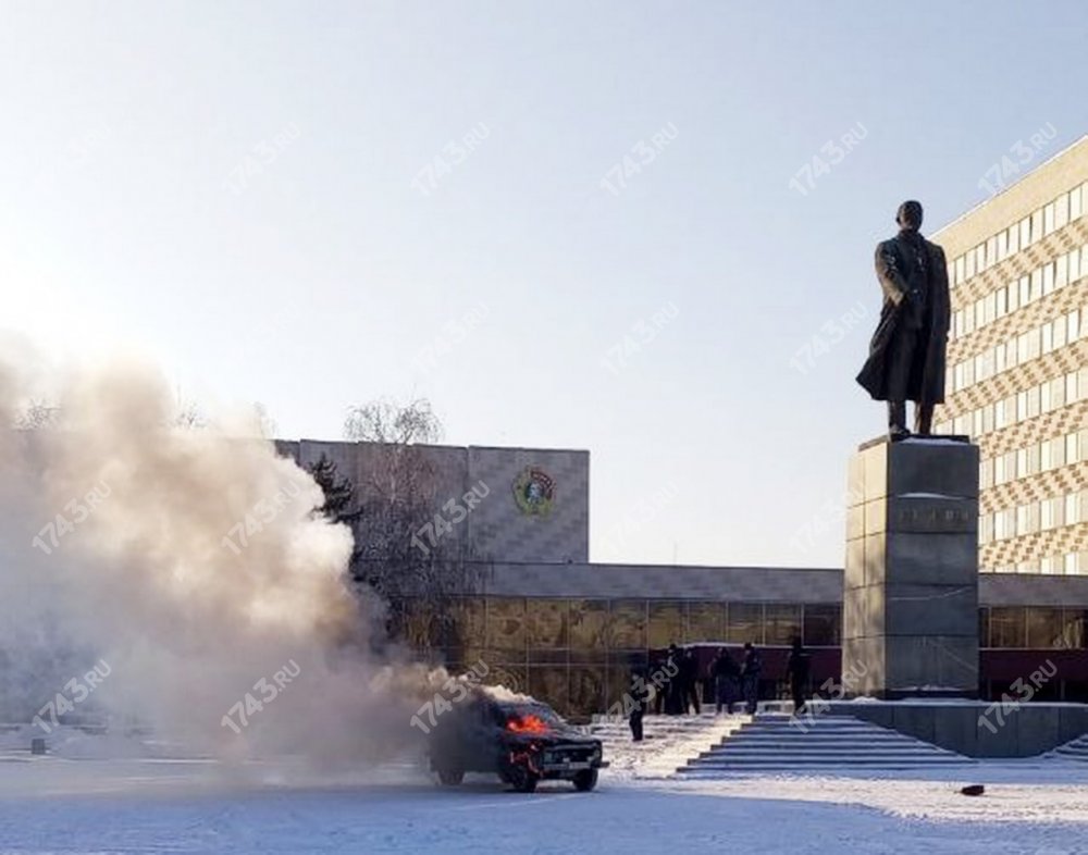 Легковой автомобиль горит на площади Ленина перед зданием облправительства Оренбуржья; фото: 1743.RU прислали в сообщество «Наркор» Легковой автомобиль горит на площади Ленина перед зданием облправительства Оренбуржья; фото: 1743.RU прислали в сообщество «Наркор»