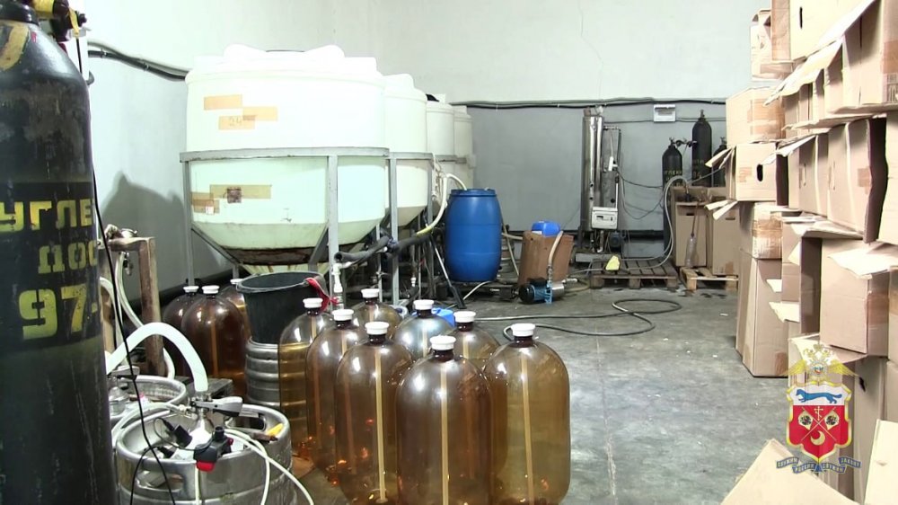 Фото: 6 600 литров контрафакта нашли на базе пивзавода в Оренбурге; видео: УМВД по Оренбургской области 