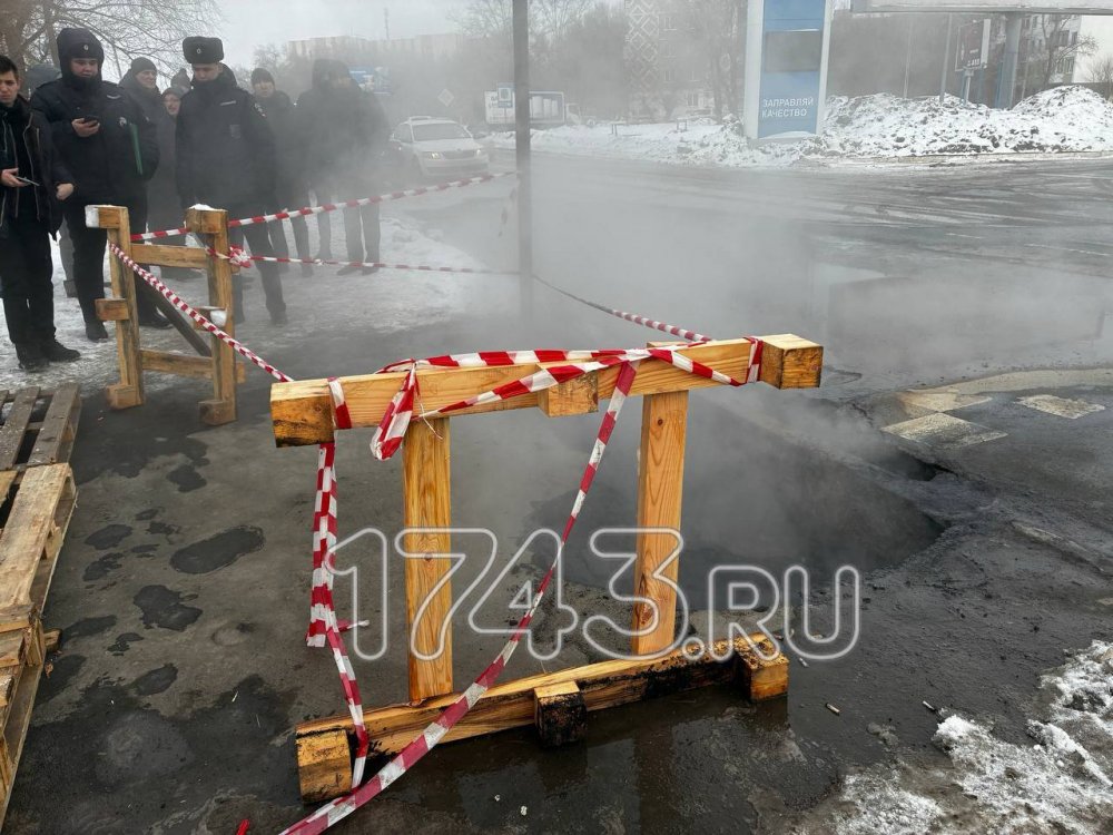 Место, где обвалился грунт в Оренбурге, огородили; фото: 1743.RU Место, где обвалился грунт в Оренбурге, огородили; фото: 1743.RU