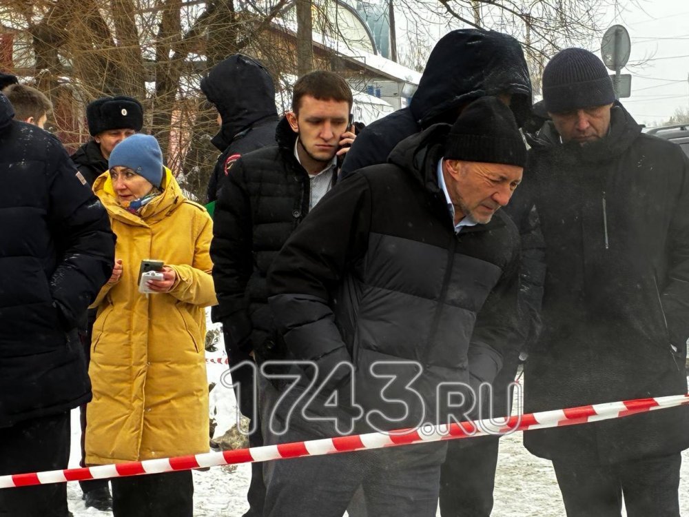 В правительстве Оренбургской области назвали причины, из-за чего обвалился асфальт в Оренбурге на ул. Монтажников; фото: 1743.RU