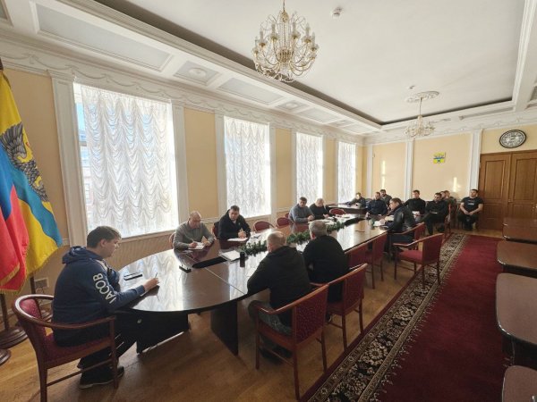 В Оренбурге усилили уборку снега и наледи на улицах и крышах