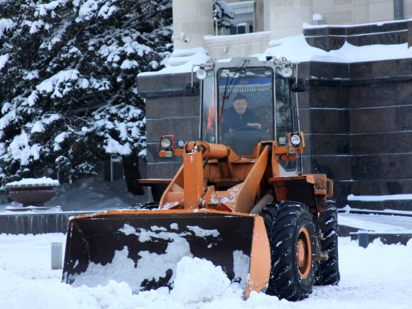 С улиц Оренбурга за сутки вывезли 9 тысяч кубометров снега
