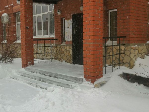 В Оренбурге инвалид остался у подъезда из-за отсутствия пандусов