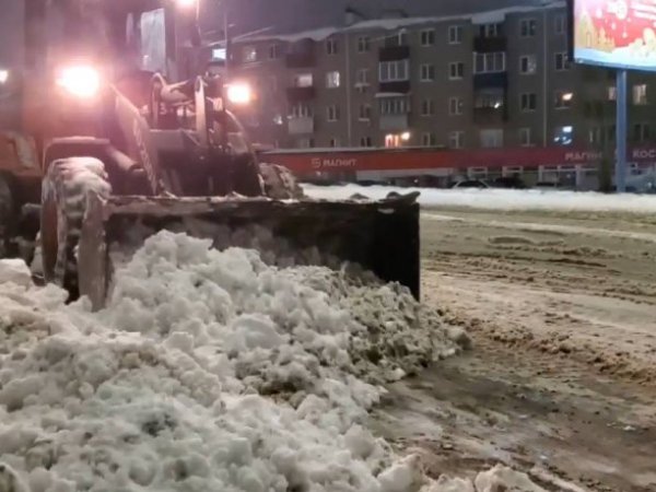Спецтехника убирает улицы и дворы Оренбурга от снега; фото: скриншот с видео пресс-службы администрации Оренбурга