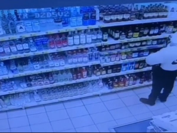 Решил «догнаться»: молодой оренбуржец пытался похитить из магазина виски