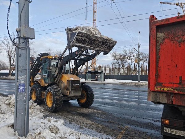 Техника очищает от снега проезжую часть, заездные карманы, парковочные места, также работа ведётся в парках и скверах; фото: пресс-служба администрации Оренбурга 