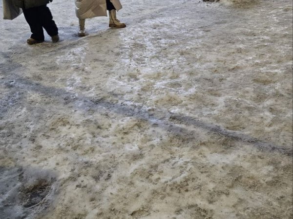 Так выглядит новогодний городок в центре Оренбурга — один сплошной лёд; фото 1743.RU прислали в сообщество «Наркор»